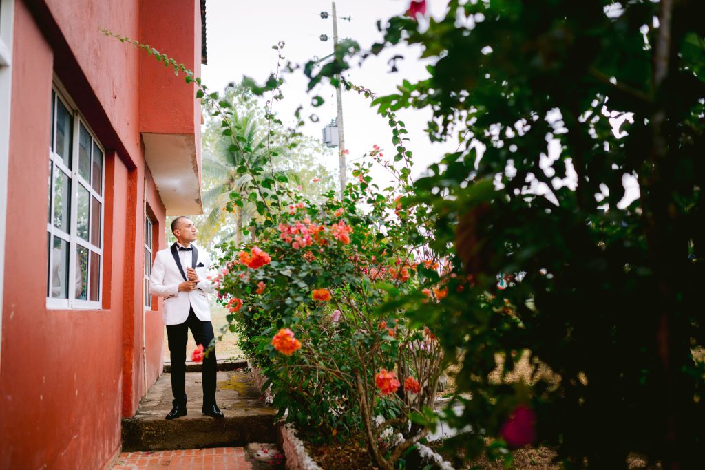 Novios bodas campestres en Turbaco